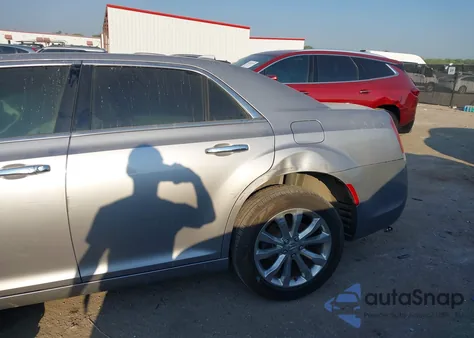 2018 Chrysler 300 Limited Awd z USA, uszkodzony, nr VIN 2C3CCAKG2JH177462